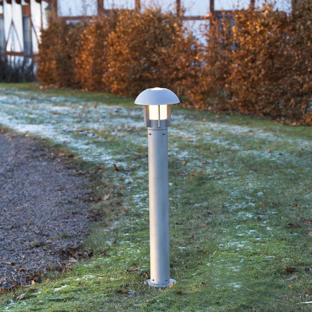Moderne Wegeleuchte Heimdal aus Aluminium in silber und opales Glas in milchig, E27 Fassung