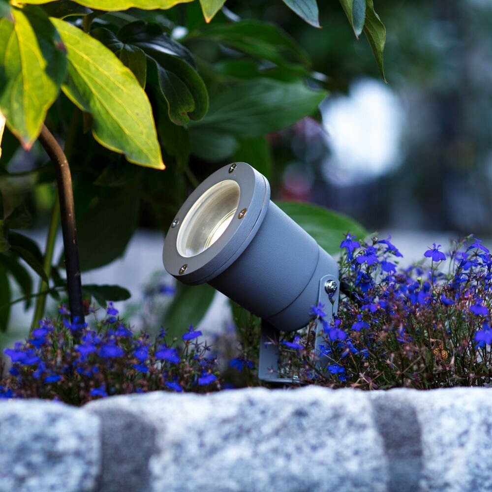 Famlights Josie Außenstrahler Hauseingang Terrasse Garten IP44 schlicht Hellgrau Aluminium Glas GU10 1-flammig