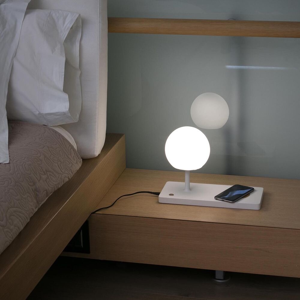 LED Tischleuchte Niko in Weiß mit Handy Ladestation mit Glasschrim