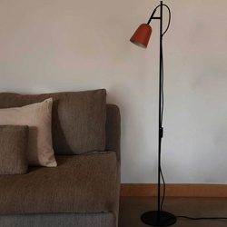 Stehleuchte Studio in Rosa und Schwarz-matt E14